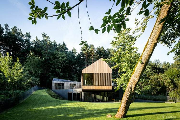 hus på en bjergskråning moderne-arkitektur-træfacade-vinduesfront