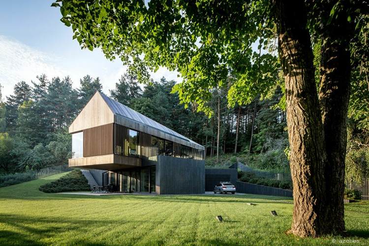 hus på en bjergskråning beton-metal-træ-design-minimalistisk