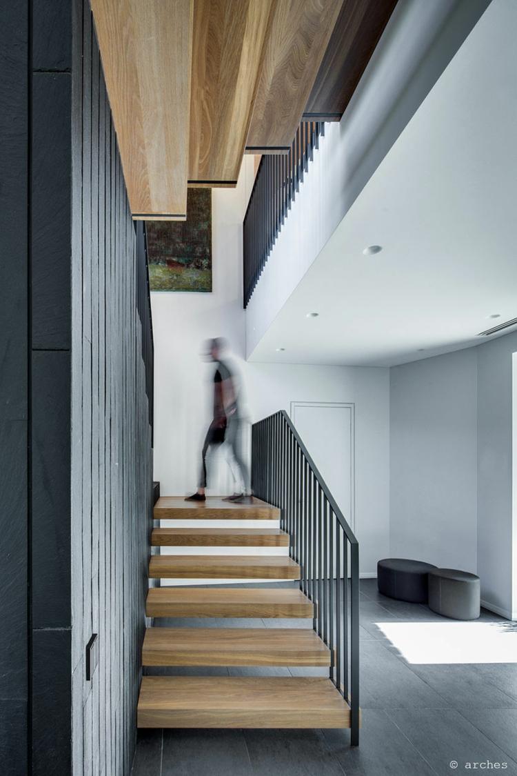 hus-skråning-stueetage-fliser-grå-monokrom-hvide vægge