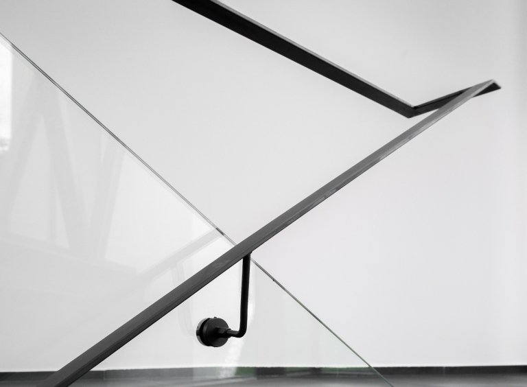 Moderne indvendig trappe med gelænder i glas og metal