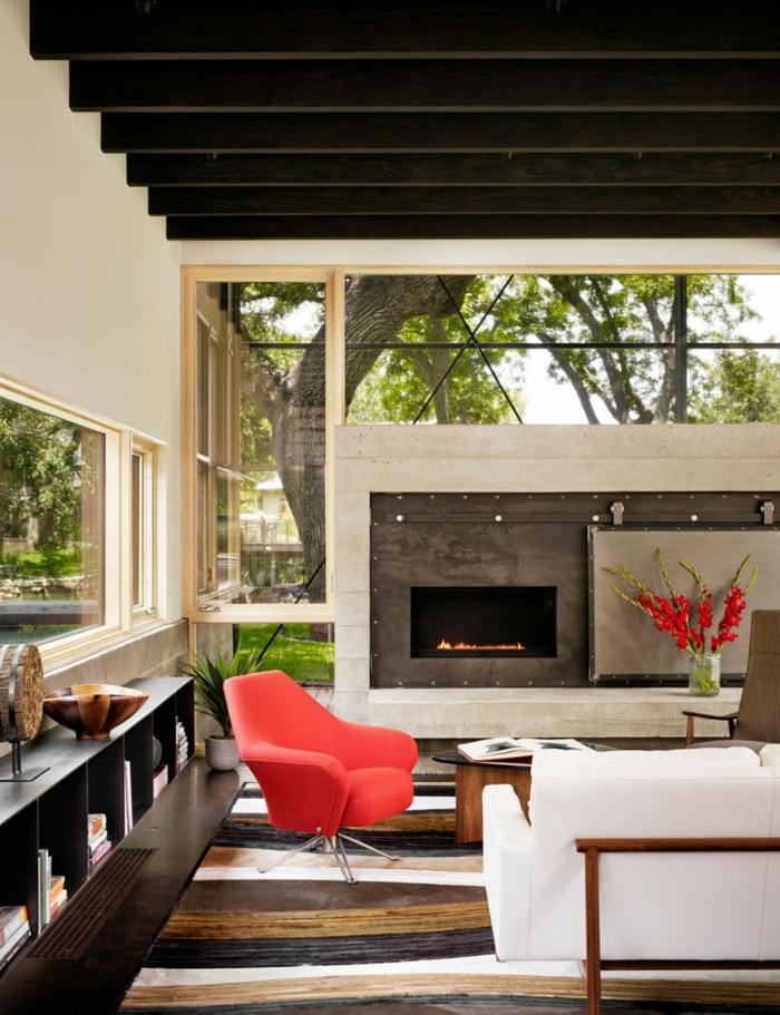 moderne stue hvid sofa lænestol rød pejs vindue