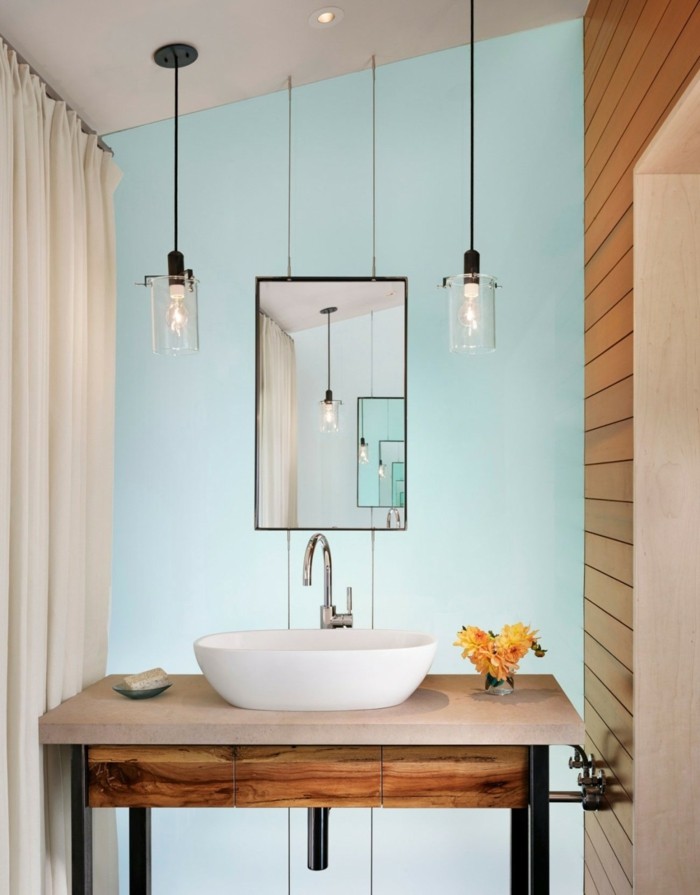 badeværelse lyseblå vægkonsol håndvask træpanel spejl