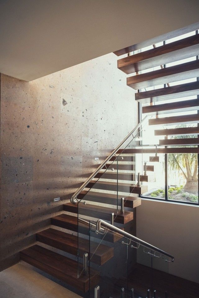 Interiør design trapper udsat beton væg design glas metal rækværk
