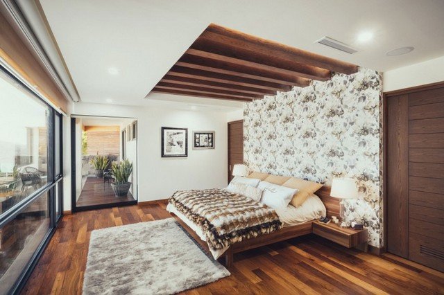 Træ planke gulv seng tæppe hvide vægge nautisk stil