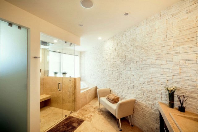 Stenvæg brusekabine glasdør badeværelsesmøbler naturlige materialer sandfarve