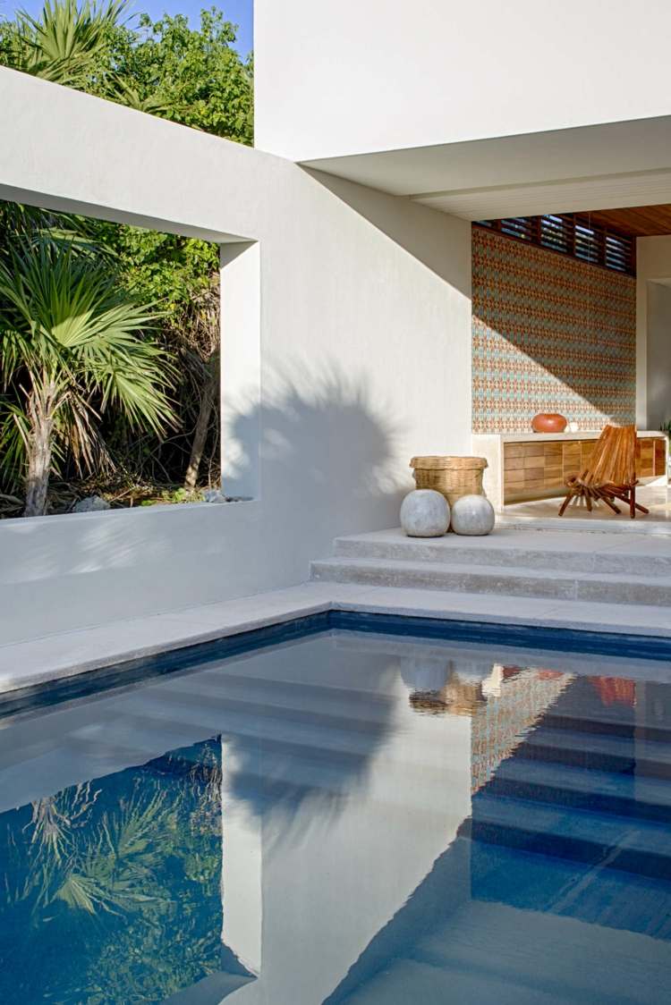 hus med en rustik stil udendørs pool betongulv palmetræ