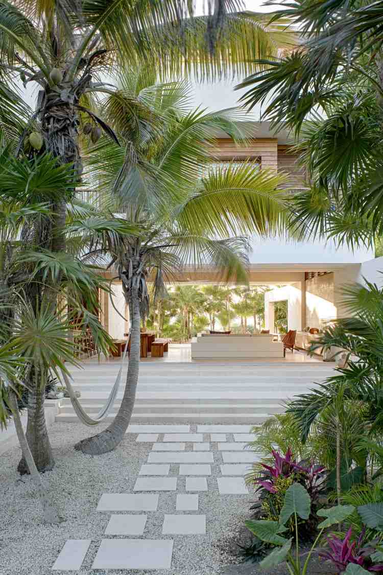 flair rustikt hus boligstruktur have udendørs palmer blomster havesti trapper