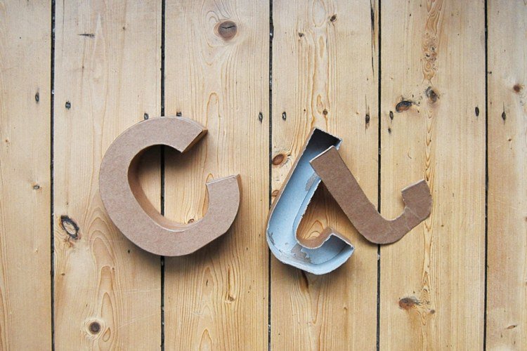 DIY idé med tredimensionelle bogstaver lavet af pap til haven