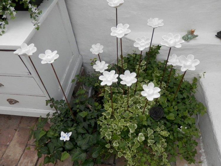 Lav en konkret idé til søde, hvide blomster i urtepotter