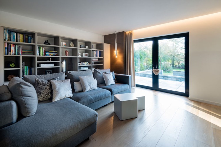lyst-venligt-møbleret-moderne-stue-sofa-grå