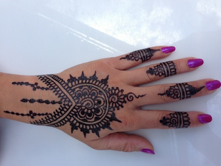 henna tatovering kropsmaleri idé finger negle pink