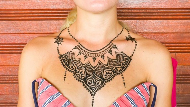 Henna-tatovering-ideer-eksempler-hals-udsmykning