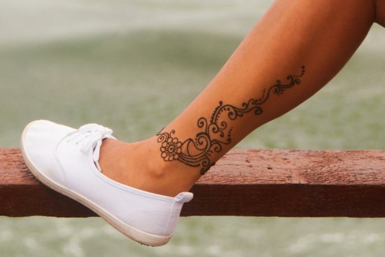 Henna tatovering underben blomst krop maleri