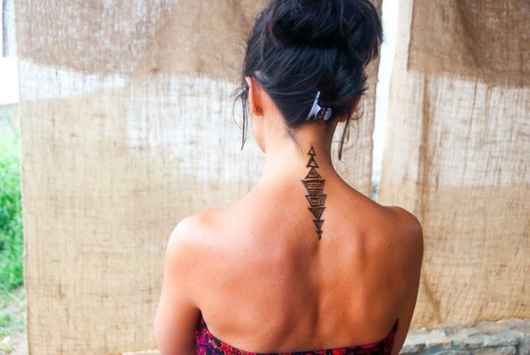 Henna-tatovering-ryg-hals-få-malet