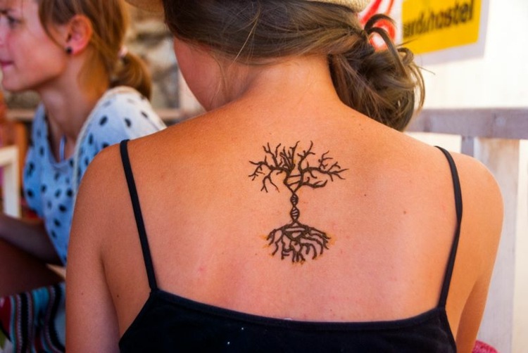 Henna-tatovering-motiver-tilbage-drøm-træ-tegning