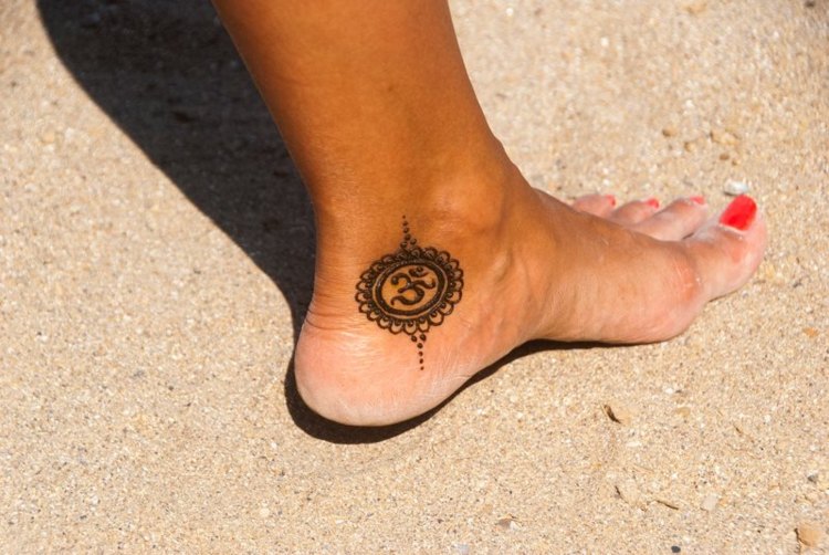 Henna-tatovering-ideer-fod-motiver-maler-dig selv