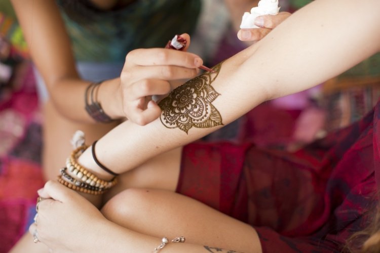 Henna-tatovering-maling-selv-ideer-motiver-billeder