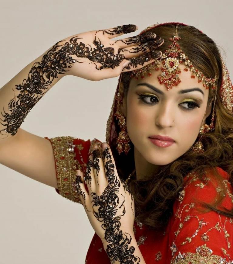 henna tatovering indisk smuk arme design hovedbeklædning kjole rød