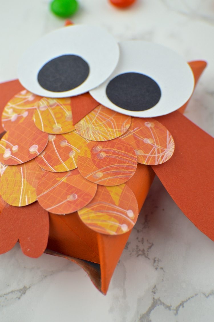 Efterår-kunsthåndværk-børn-orange-papir-toiletrulleugle