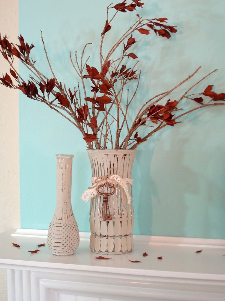 efterårspynt med kviste røde blade vase vintage hvid pejs