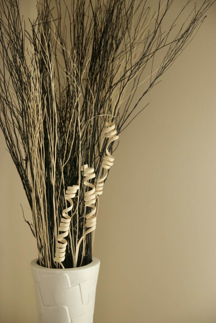 efterårsdekoration med grene vase hvid moderne diy