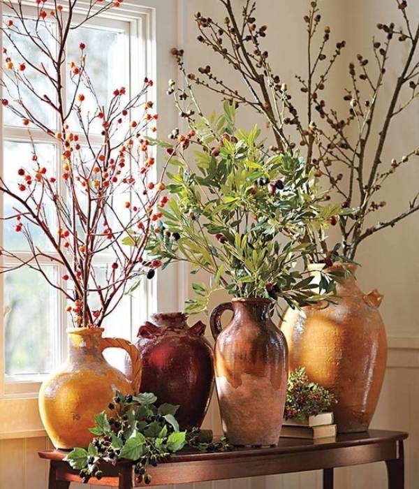 Efterårsideer-med blomstervaser-grene bær-buketter binder hurtig dekoration