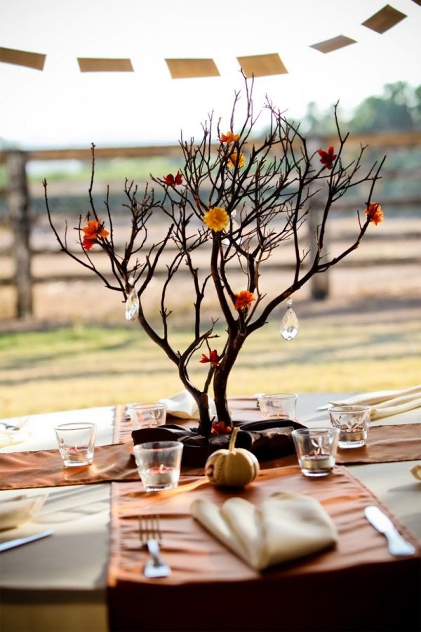 Pynt i efteråret festligt havebord udendørs ideer bordløber-buket grene
