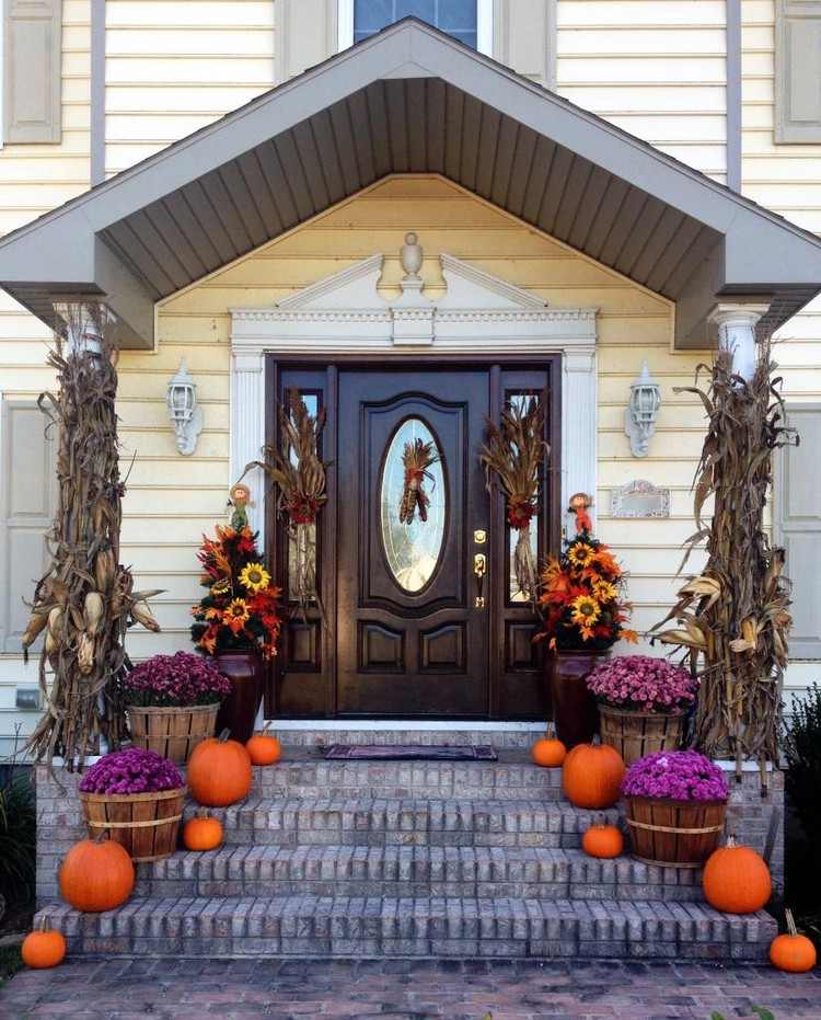 efterår-dekoration-hus-indgang-træ tønde-lilla-krysantemum-orange-græskar-majs-blad-søjler