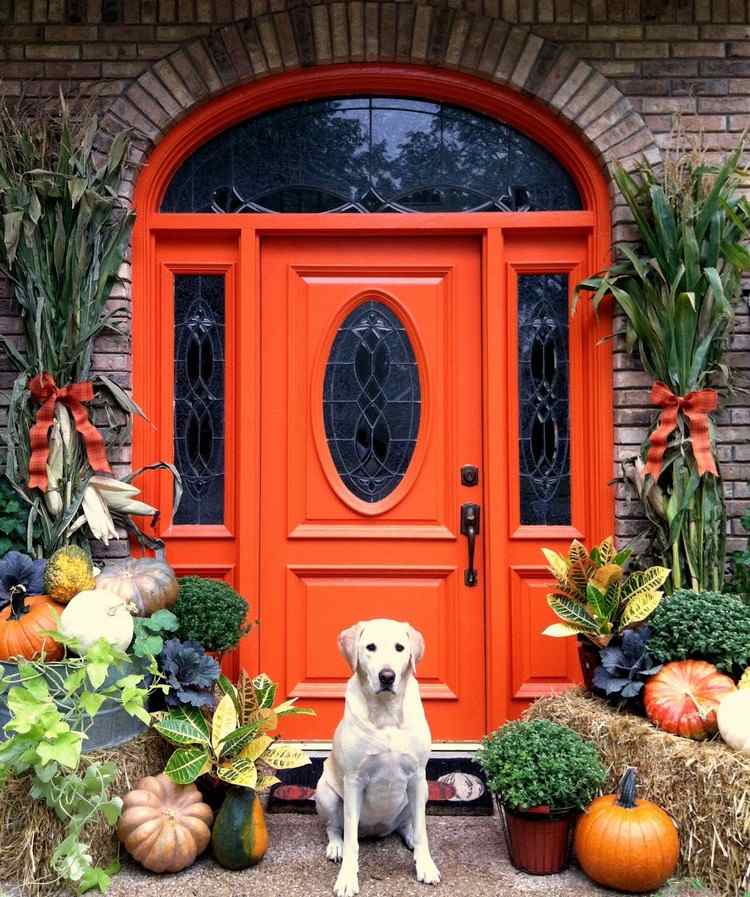 efterår-dekoration-hus-indgang-orange-malet-hus-dør