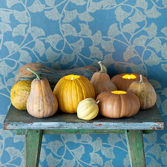 Vintage bordveranda - udhulet græskarvas - dekorative lanterner - til efteråret