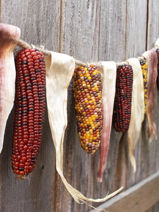 Indianere tinker majskranse-spred efterårets stemning hjemme