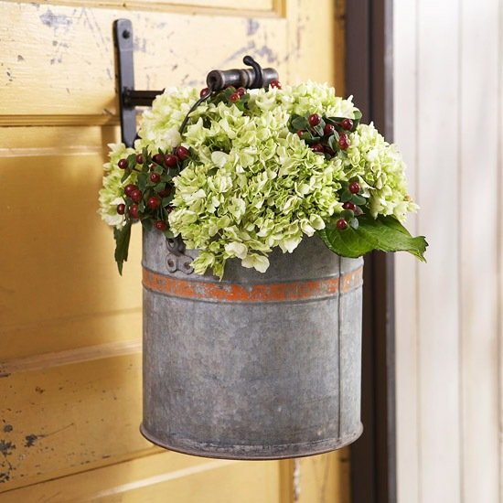 Blomstervase fra metalspand-gør-det-selv dekorationsideer efterår