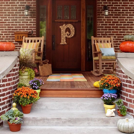 Husets indgang-til efterår-dekorere med potteblomster-græskar udskæring