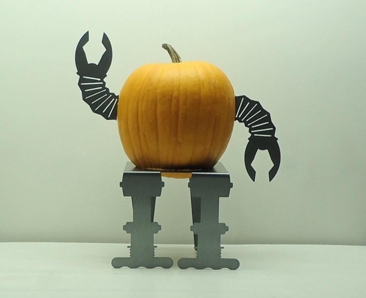 Herbst-kurbis-indendørs-stå-robot-gør-det-selv-pap-kreativ