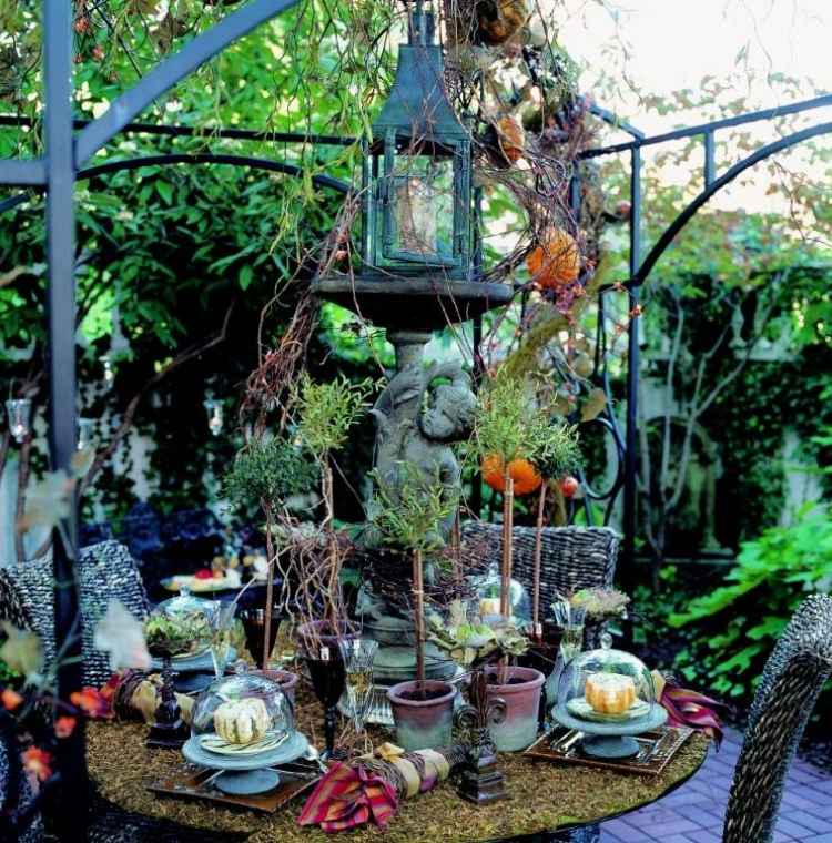 efterår-kurbis-staender-deco-udendørs-bord-deco-have-festlig-smuk