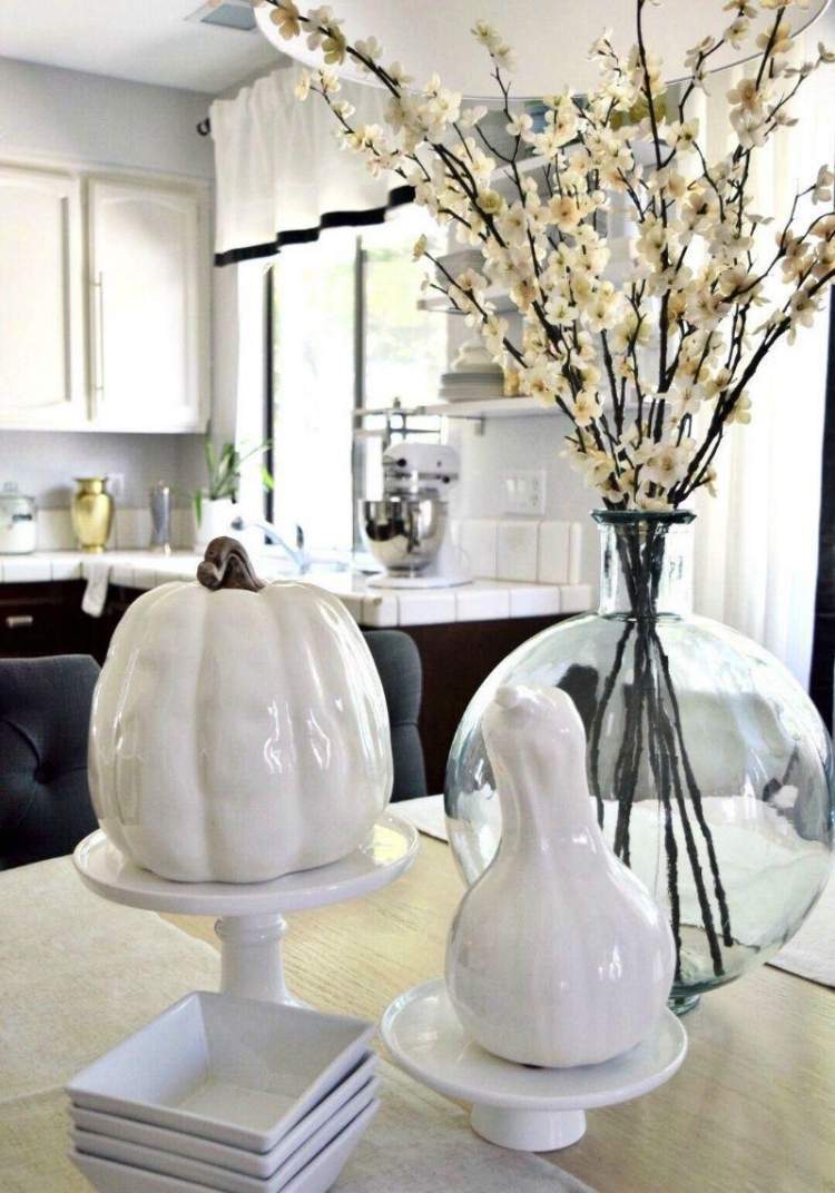 Herbst-kurbis-indendørs-stå-bord-dekoration-keramik-hvid-enkel-elegant