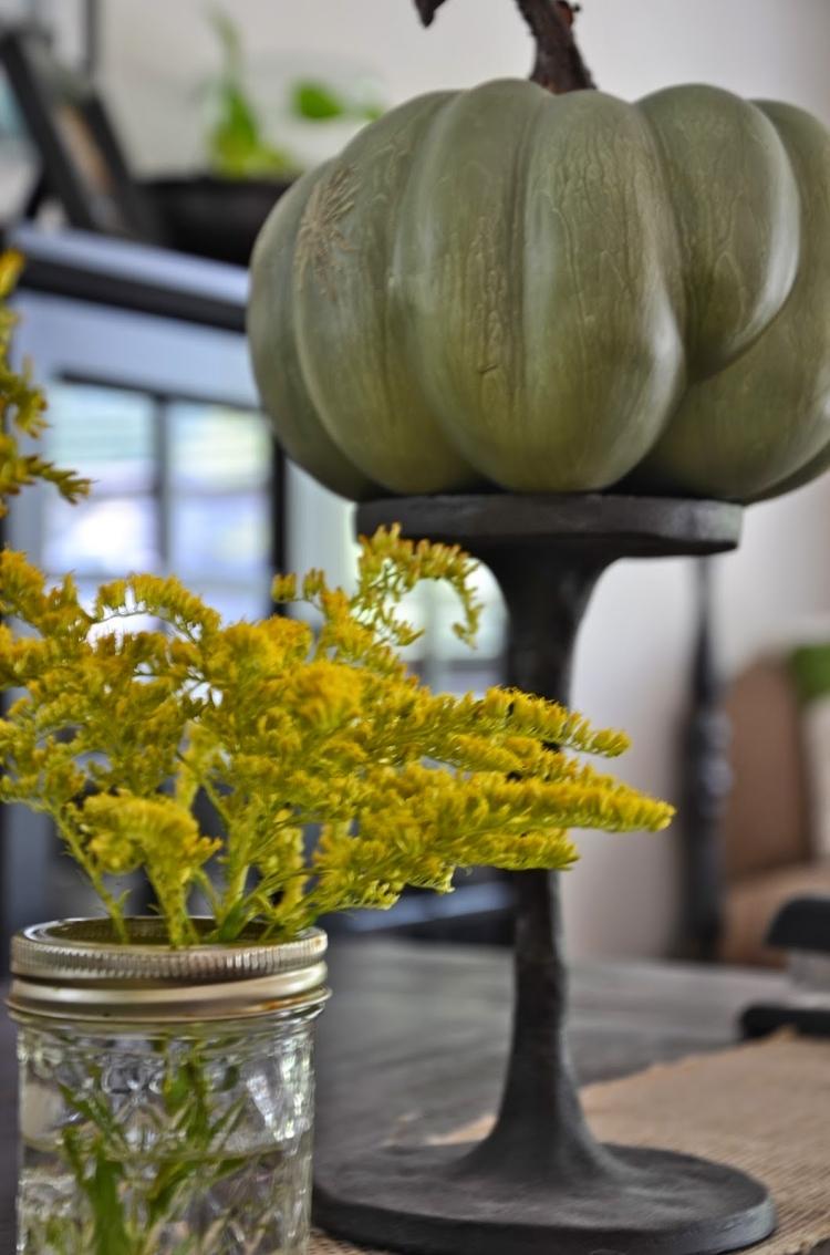 efterår-kurbis-stand-deco-sort-grøn-glas-vase-bluemn-gul-bord dekoration
