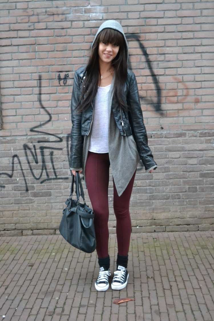 efterår outfit læder jakke sneakers hætte burgunder leggins cardigan