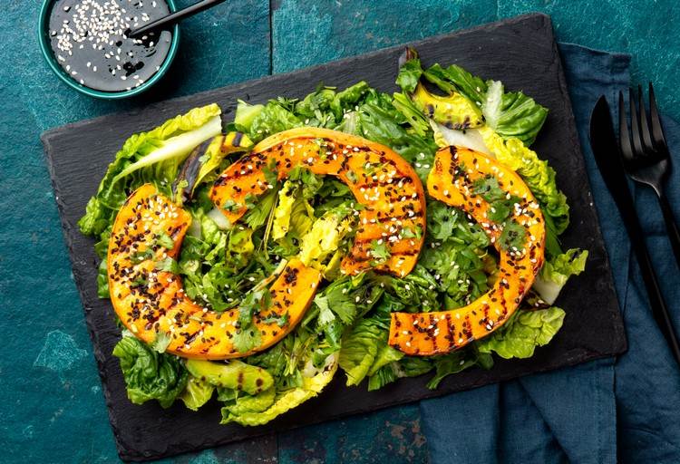stegt græskar med salat efterårs salatdressing