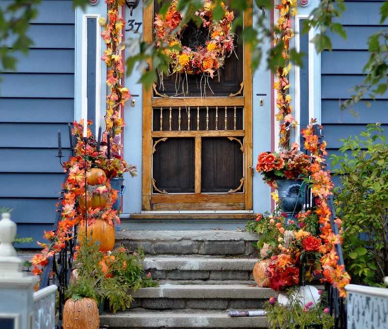 Efterårsdekoration-naturmaterialer-efterårsblade-ideer-hus indgang-baslten