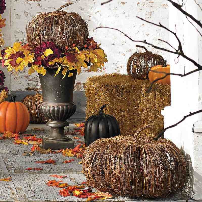 Efterårsdekoration-naturmaterialer-efterårsblade-lanterne-græskar-husindgang