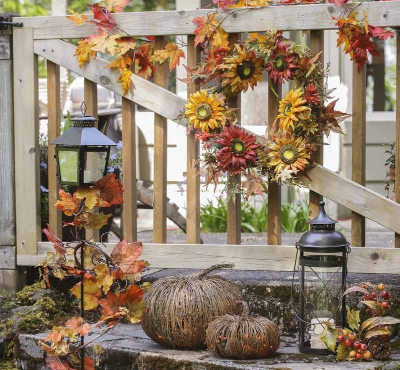 Efterårsdekoration-naturmaterialer-efterårsblade-guldskimmer-hus indgang-solsikke-tinkering ideer