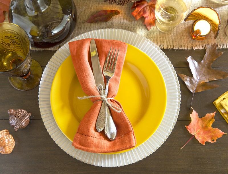Efterårsdekoration-naturmaterialer-Thanksgiving-efterårsblade-serviet-tallerken