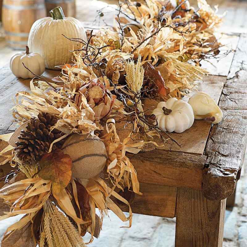 Efterårsdekoration-naturmaterialer-efterårsblade-majs-hvid-græskar-kunsthåndværk ideer