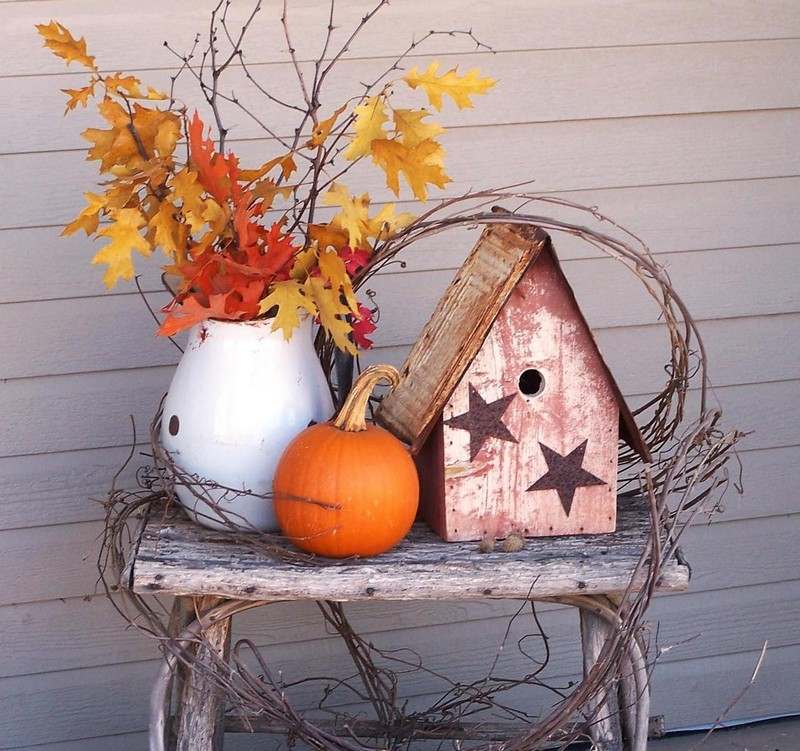 Efterårsdekoration-naturmaterialer-efterårsblade-fuglehus-udenfor-dekorere