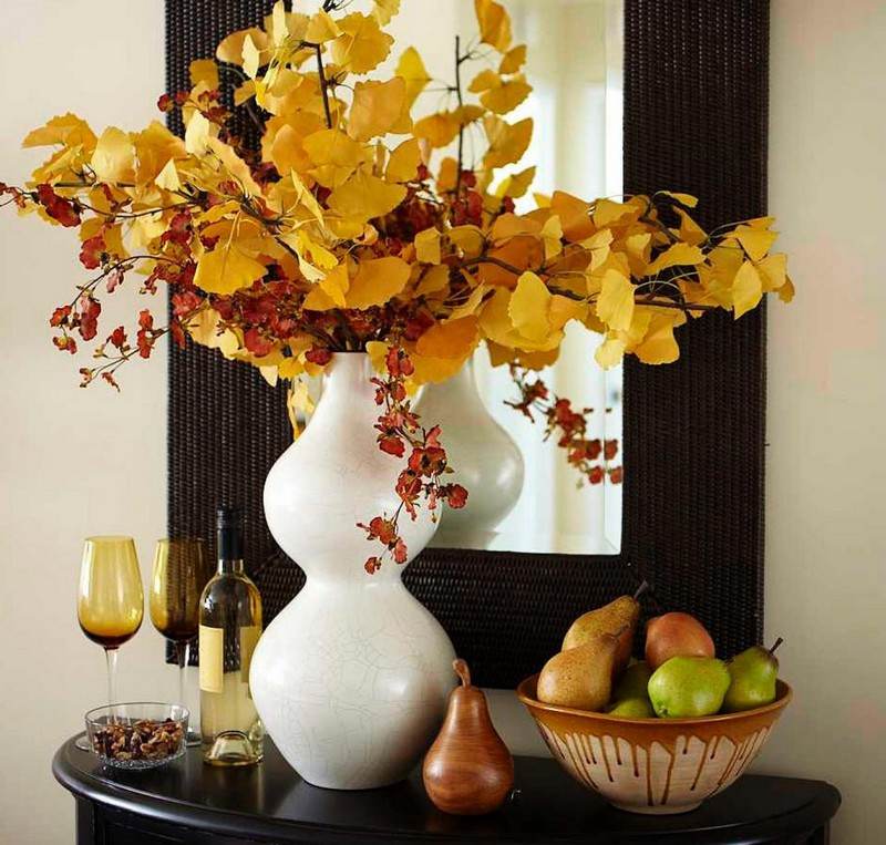 Efterårsdekoration-naturmaterialer-efterårsblade-ideer-hall-dekoration-tinker