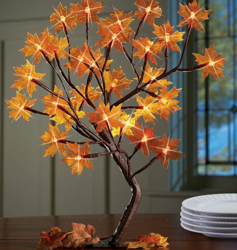 Efterårsdekoration - naturmaterialer - efterårsblade - trægren - tapelampe