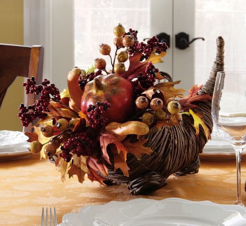 Efterårsdekoration - naturmaterialer - hyben - efterårsblade - idéer til borddekoration