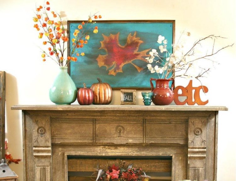 efterår-dekoration-natur-materialer-efterår-blade-kaminhylde-guld-dekoration-billede-turkis-vaser
