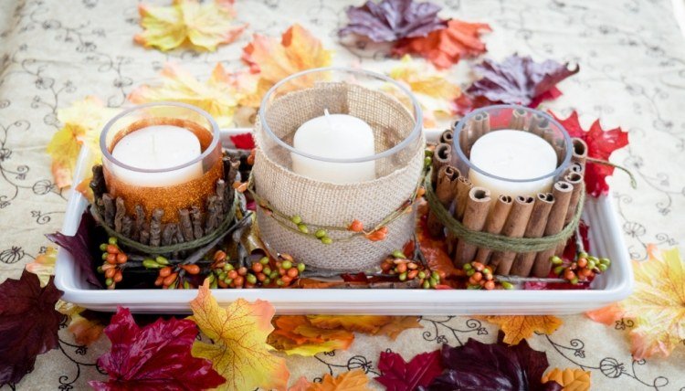 efterårspynt-naturmaterialer-efterårsblade-borddekoration-lys-lanterner-kanelstang